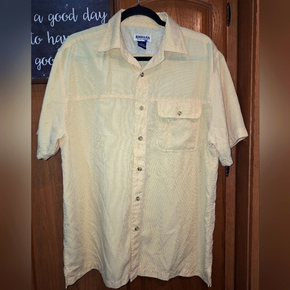 A Magellan short sleeve button-down men's shirt in a size medium. EUC